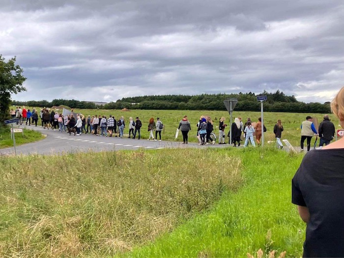 Billede fra demonstration mod vandrøgt af heste på Viegård Stutteri i Skals