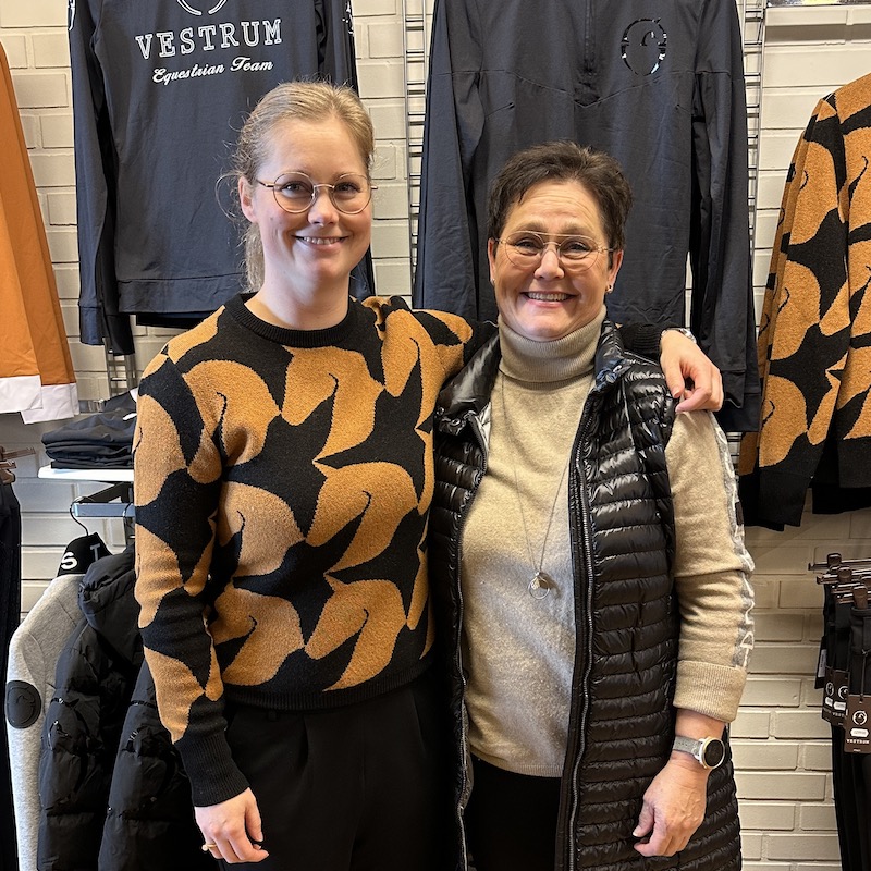 Joan og Kathrine Lang fra LANG & LANG Rideudstyr i Kolind ved Ebeltoft.